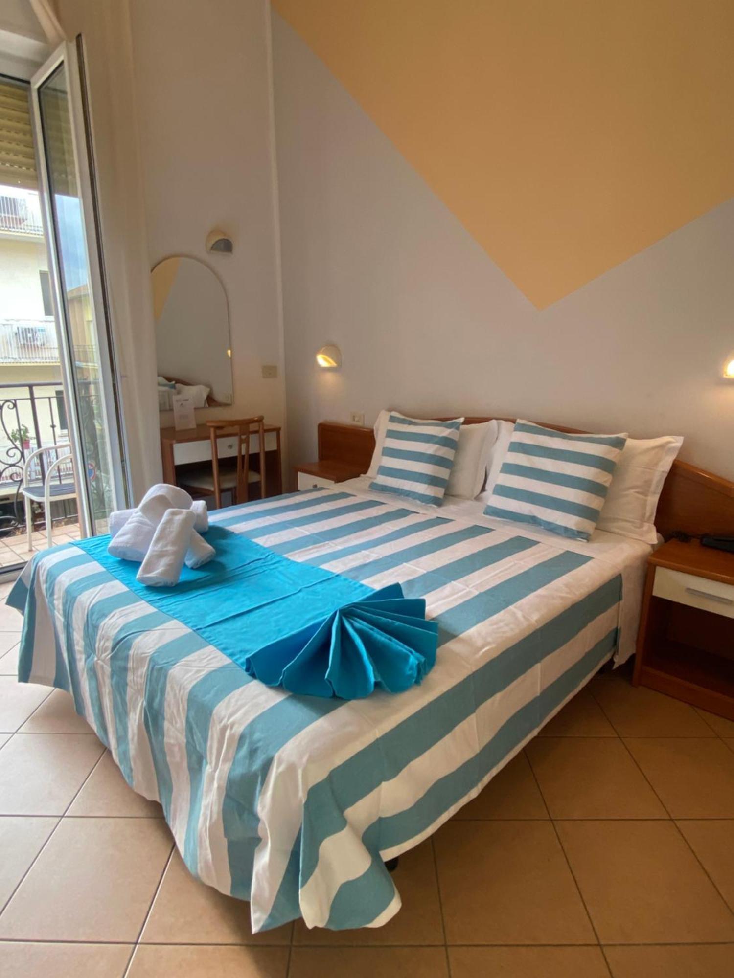 Hotel Villa Caterina Rimini Buitenkant foto