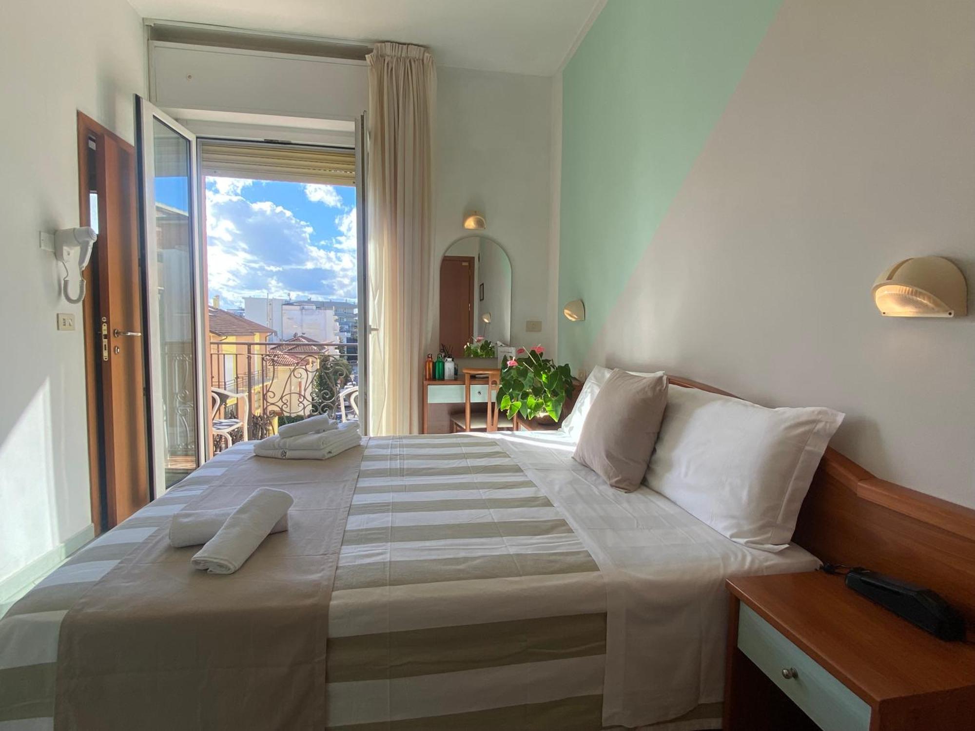 Hotel Villa Caterina Rimini Buitenkant foto