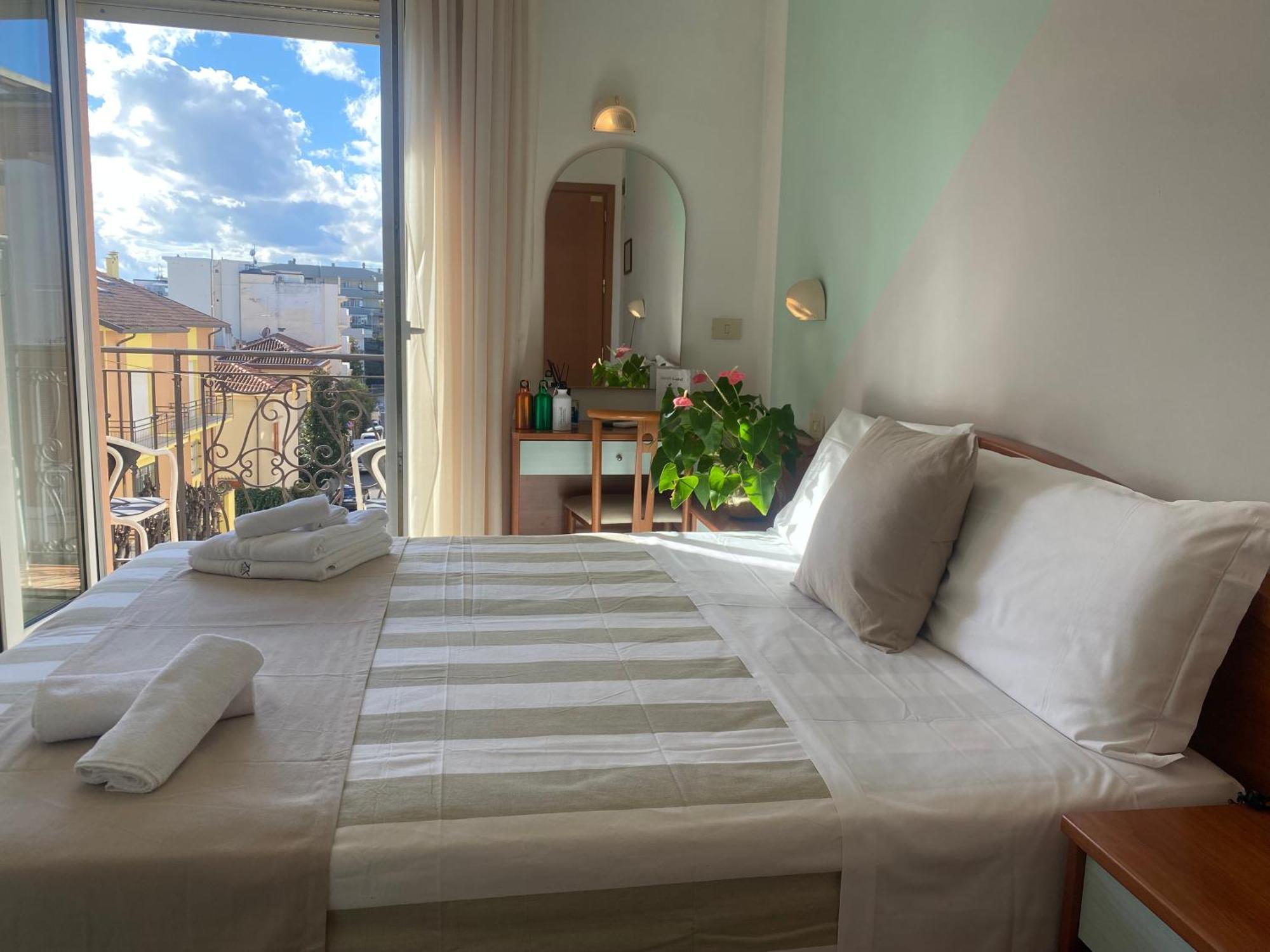 Hotel Villa Caterina Rimini Buitenkant foto