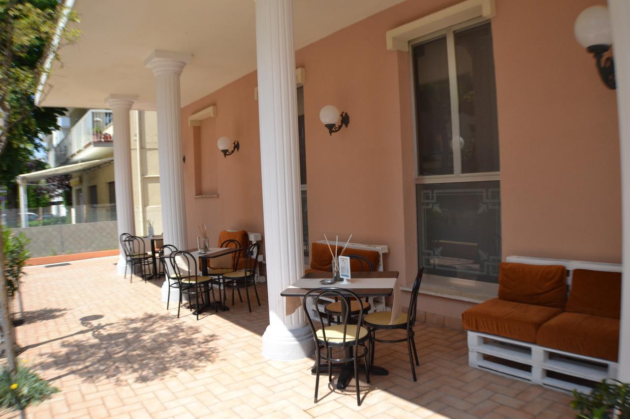 Hotel Villa Caterina Rimini Buitenkant foto
